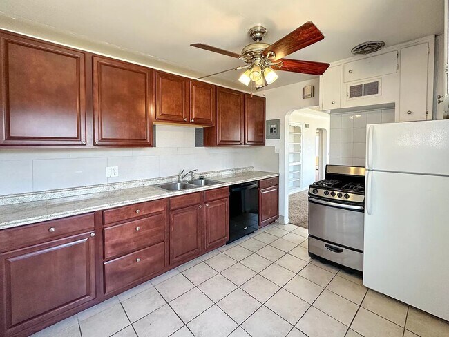 Building Photo - Great two bed / one bath in south Denver f...