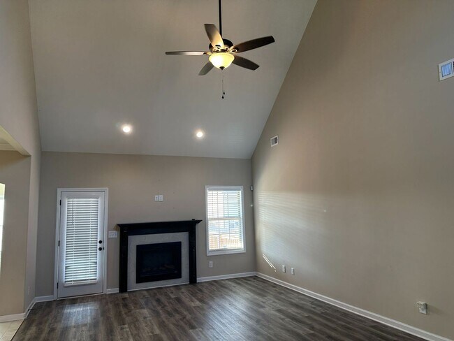 Foto del edificio - 3 Bedroom Home with Massive Bonus Room for Rent!