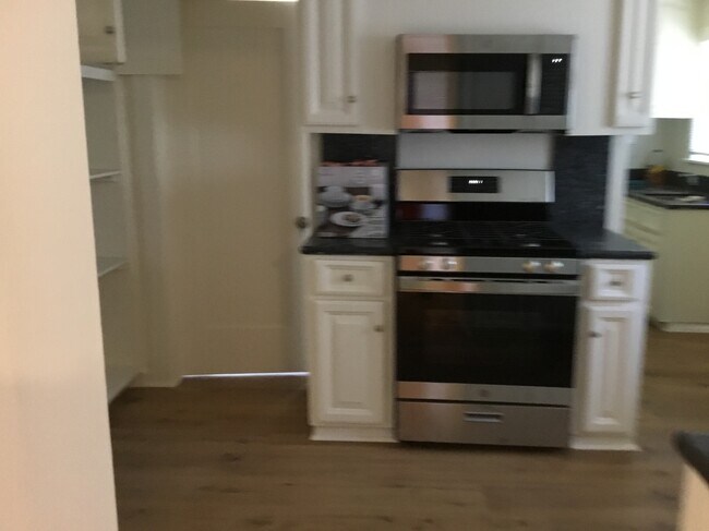 Foto del edificio - 665 Loma Ave