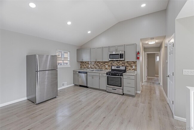 Foto del edificio - 579 Fire Island Ave S