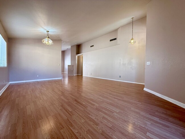 Building Photo - 3 Bedroom Single Story in Spring Valley