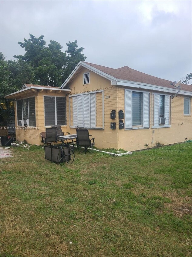 Primary Photo - 2215 Fillmore St
