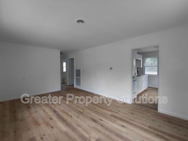 Building Photo - 2411 Del Plain Ave