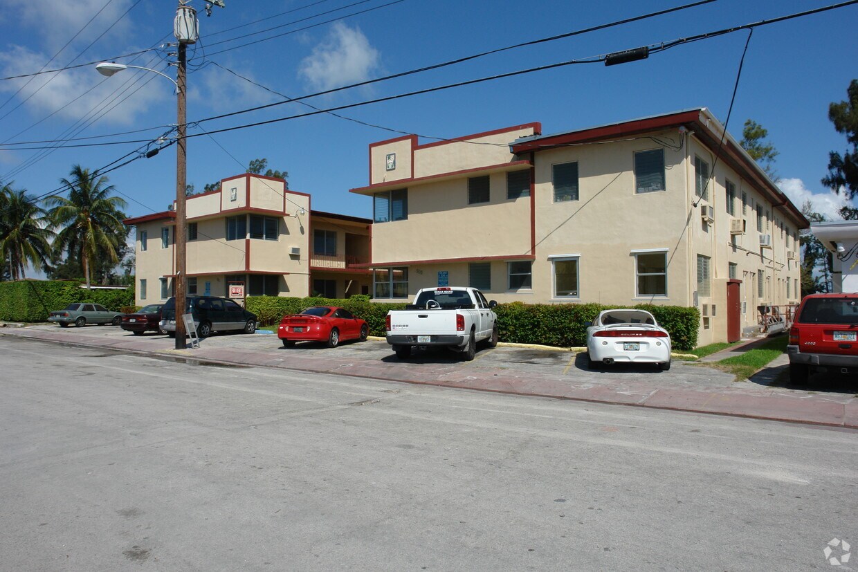 Primary Photo - 315 S Shore Dr