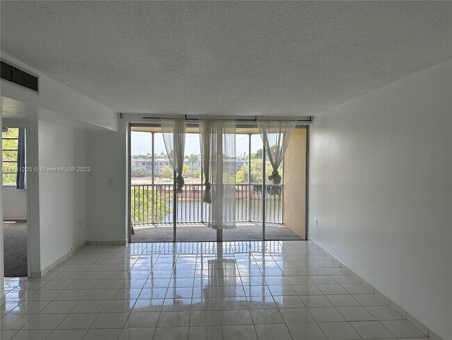 Foto del edificio - 1750 NE 191st St