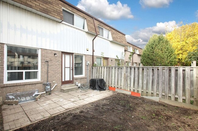 Building Photo - 126 Dusay Pl