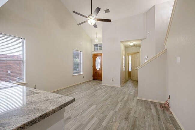 Foto del edificio - Phenomenal 3 Bedroom, 2.5 Bath, 2-Story Ho...