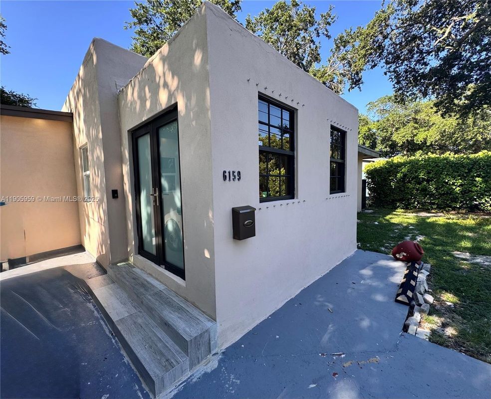 Foto principal - 6159 SW 22nd St