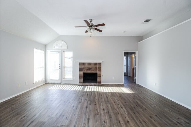 Building Photo - 2920 Oakshire St