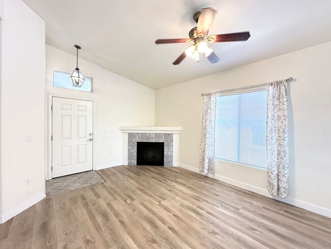 Building Photo - 2305 W Horizon Ridge Pkwy