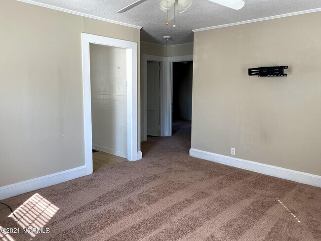 Building Photo - 2108b Thompson Dr