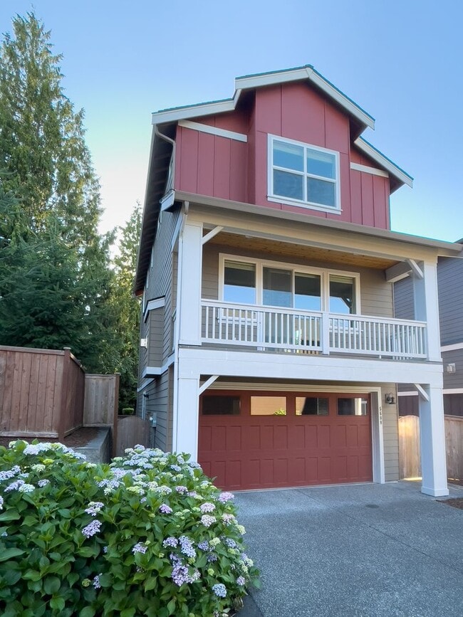 Building Photo - GORGEOUS AIR-CONDITIONED 3 bdrm plus Flex ...