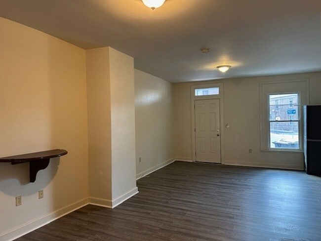 Building Photo - 3 Bedroom 1 Bathroom Harrisburg School Dis...