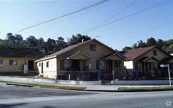 Primary Photo - 3372-3374 1/2 Division St