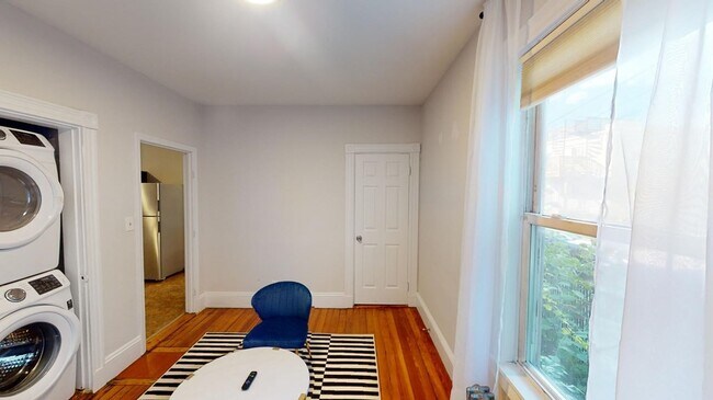 Foto del edificio - 692 Columbia Rd