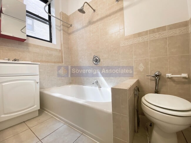 Building Photo - 45 Tiemann Pl
