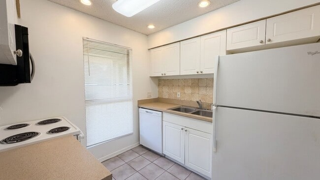 Foto del edificio - Baymeadows 2-Bedroom Condo with Water Views & Screened Patio