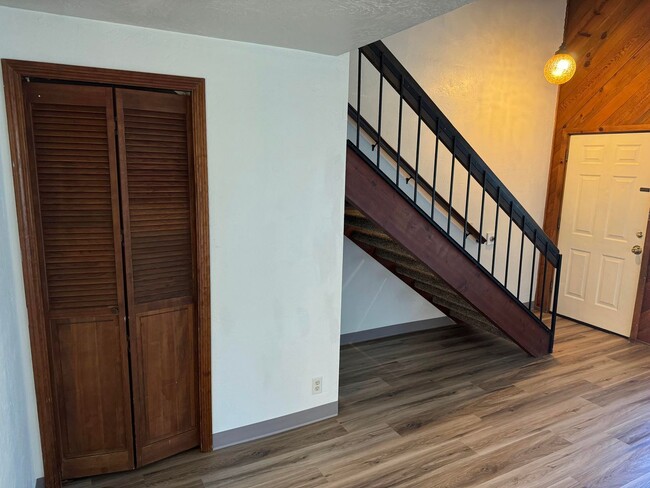 Building Photo - 2 Bedroom Duplex in Southwest Eugene