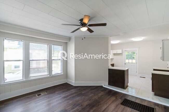 Building Photo - Newly Renovated 4/2 in Midtown!