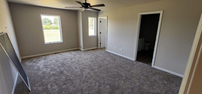 Building Photo - Modern Townhome in South Bismarck!