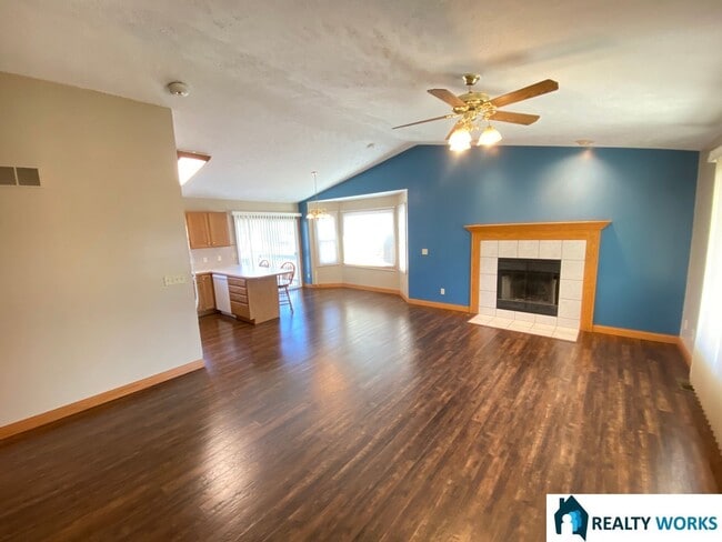 Building Photo - Large 4 bed House! -Realty Works