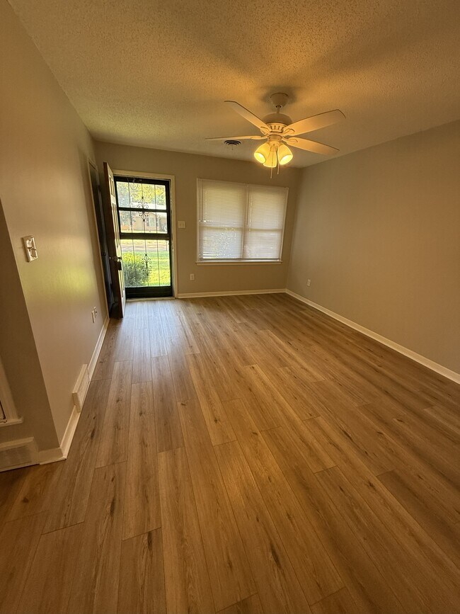 Foto del edificio - 8230 Elmbrook Dr