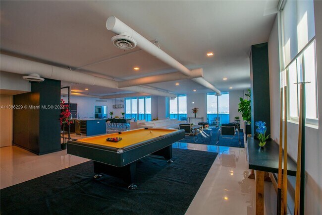 Foto del edificio - 700 NE 25th St