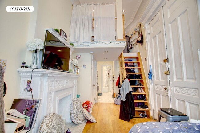 Building Photo - 130 W 73rd St