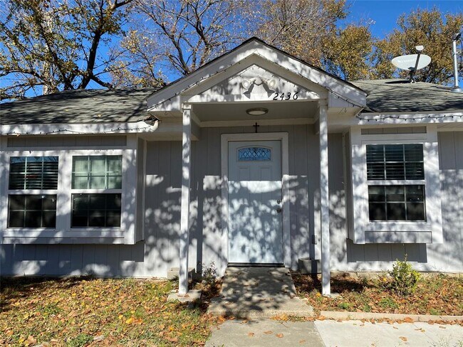 Building Photo - 2436 W Prairie St