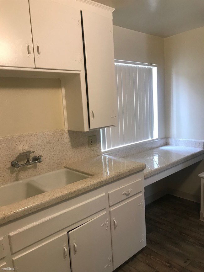 Building Photo - Studio, 1 bath  - 4953 Trojan Ave Apt J Apt J