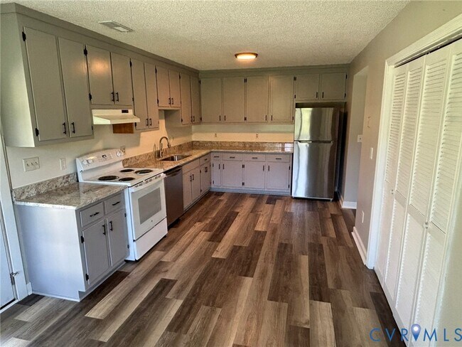 Foto del edificio - 8630 Richmond Rd