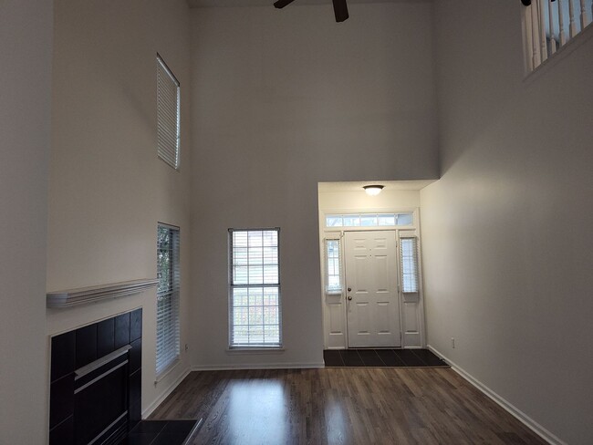 Foto del edificio - Move-in ready, home Located in the Robyn G...