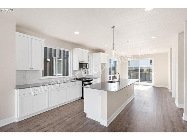 Foto del edificio - BEAUTIFUL NEWER CONSTRUCTION 4 BD HOME W/2...