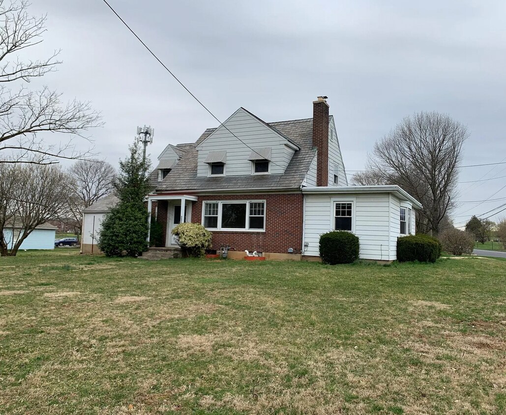 Primary Photo - 2110 Center St