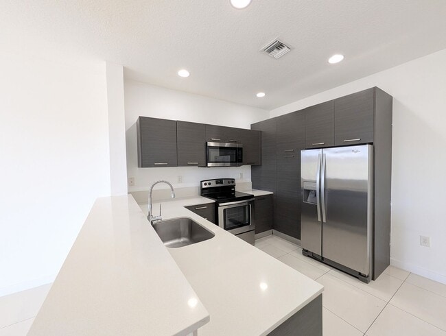 Building Photo - Gorgeous 2BR/2.5BA Townhouse in Gated Community – Lauderhill