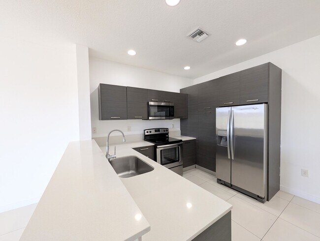 Foto del edificio - Gorgeous 2BR/2.5BA Townhouse in Gated Community – Lauderhill