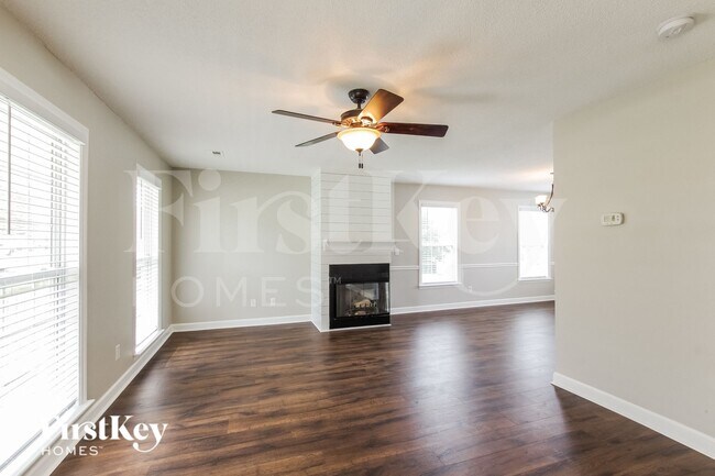 Foto del edificio - 1703 Glenn Meade Dr