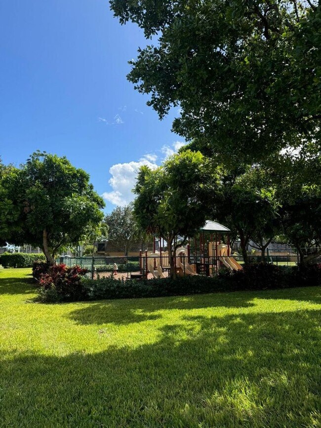 Foto del edificio - Spacious townhouse- 2 bed 2 bath with patio in great location!