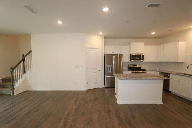 Building Photo - 3 bed 2.5 bath townhome!
