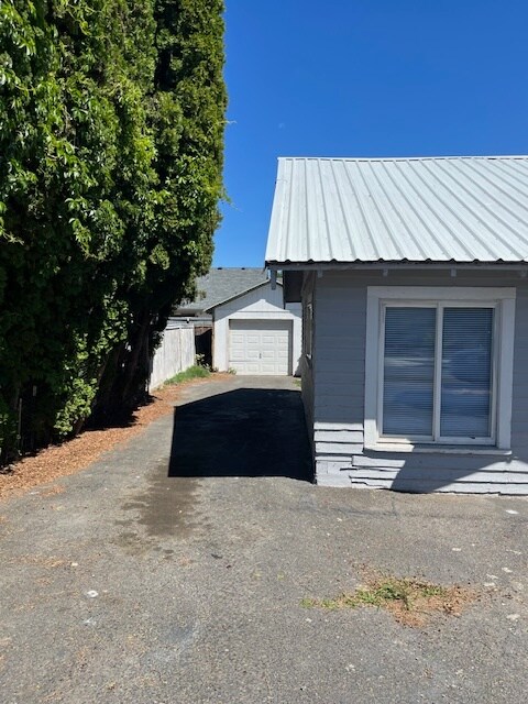 Building Photo - 1705 Tahoma Ave