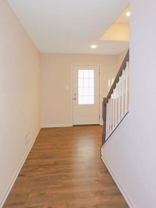 Foto del edificio - Inner Townhome with Deck and 1 Car Garage