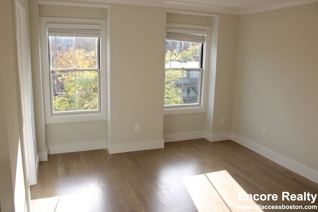 Building Photo - 303 Maverick St