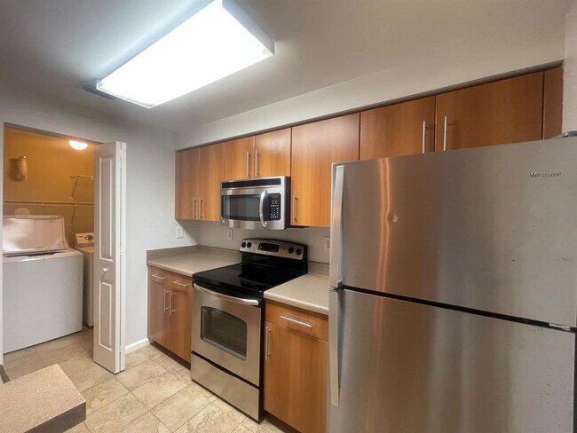 Foto del edificio - 5920 W Sample Rd