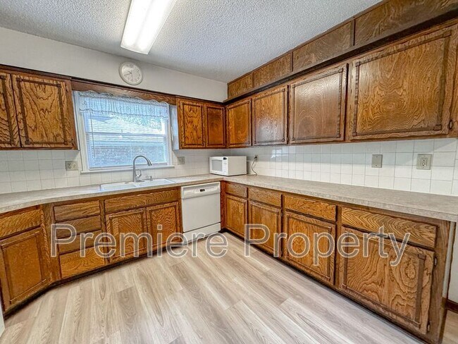 Building Photo - 1423 E Willow Dr