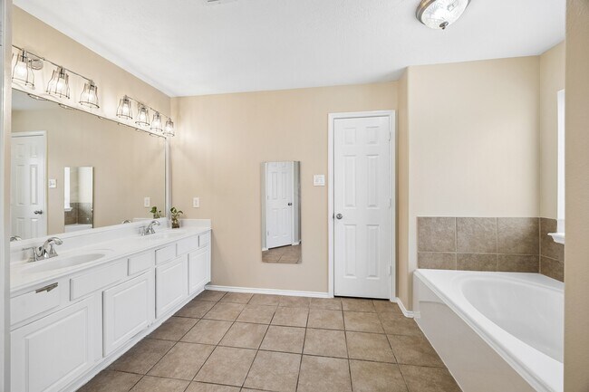 Building Photo - 20110 Saddle Ranch Dr
