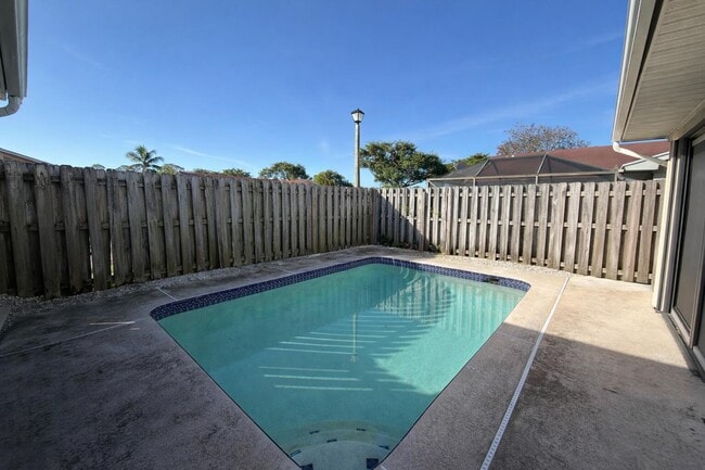 Foto del edificio - 4377 Woodstock Dr