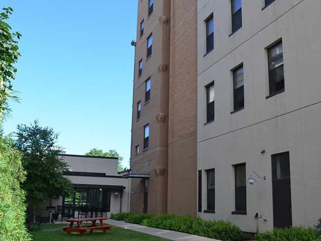 Building Photo - Renaissance Box