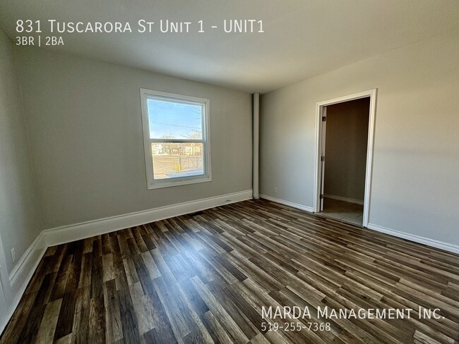 Photo du bâtiment - UPDATED 3-BEDROOM/2-BATH MAIN FLOOR UNIT I...