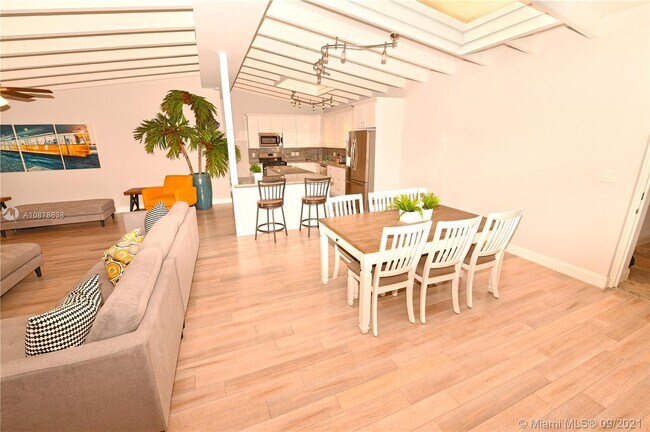Foto del edificio - 2500 NE 19th St