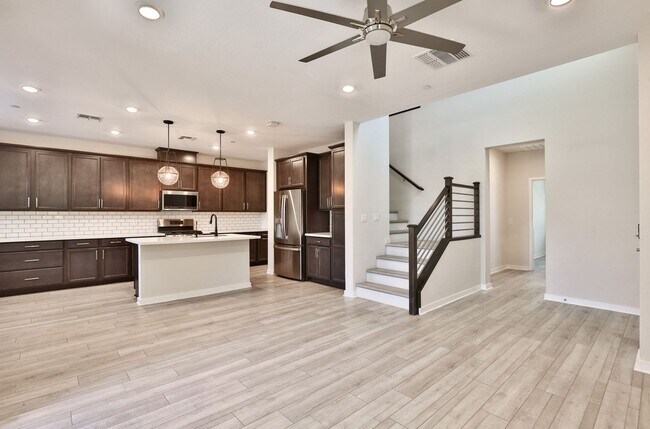 Building Photo - Gorgeous 4bed/3 bath End Unit Condo in Gil...